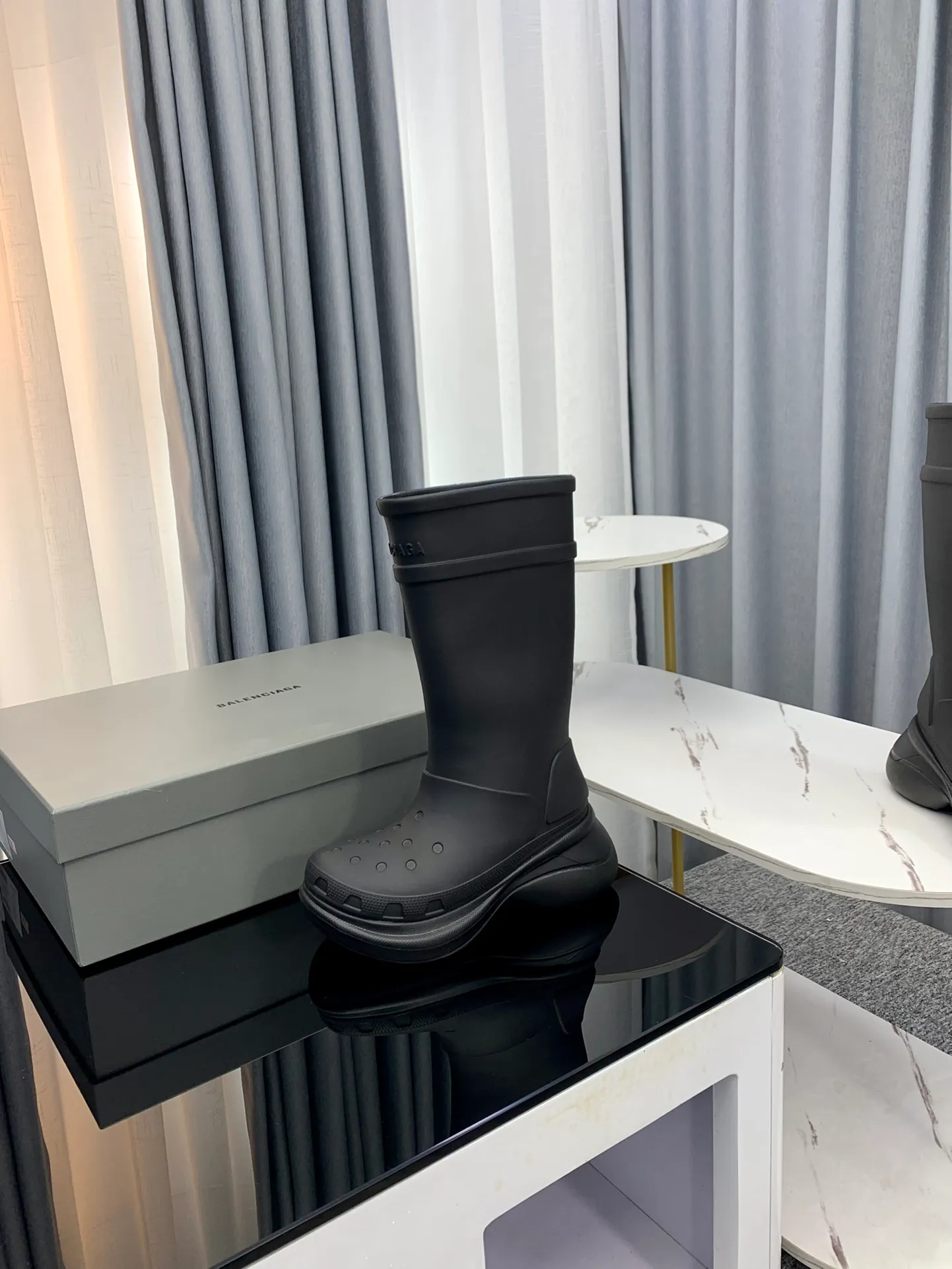 Batch👟👟Ex-factory price released👟👟Ex-factory price 560👟👟 Couple style men's and women's sizes 35-46 Balenciaga Crocs new co-branded hole-in-the-wall rain boots are shipped! A rain boots that are popular on Instagram, Xiaohongshu and other major platforms! Made of high-tech materials and molded in one piece, it is lightweight, wear-resistant, and waterproof! The heel height is 6CM and the colors are being added one after another to meet your various color combinations and different needs. A very cost-effective product!